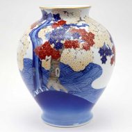 porcelain vase blossoms